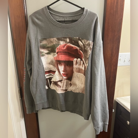 Taylor Swift Red Album Sweatshirt - Picture 1 of 4